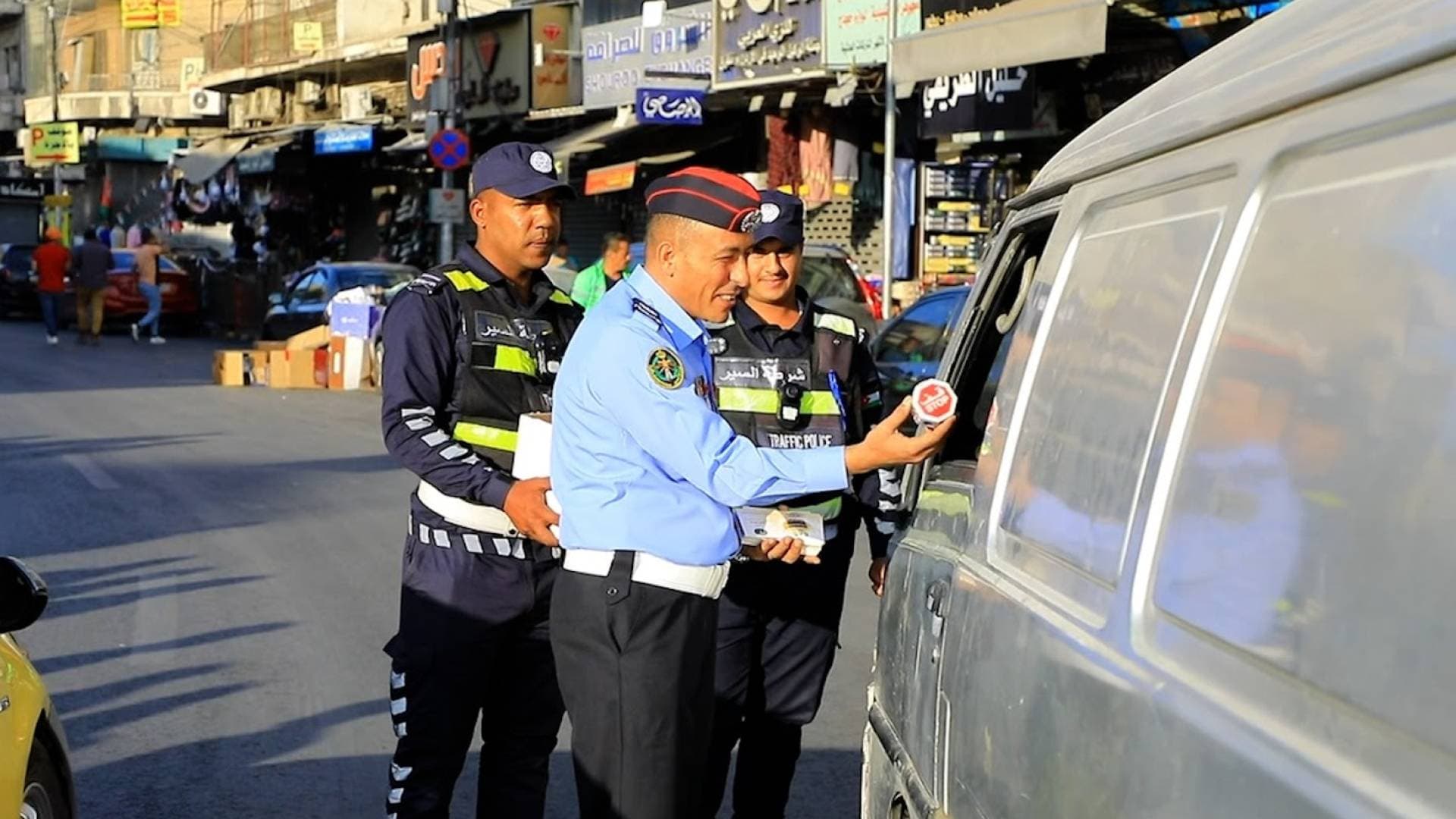 نشامى الأمن العام يشاركون فرحة عيد الأضحى بتوزيع الحلوى على المواطنين - فيديو