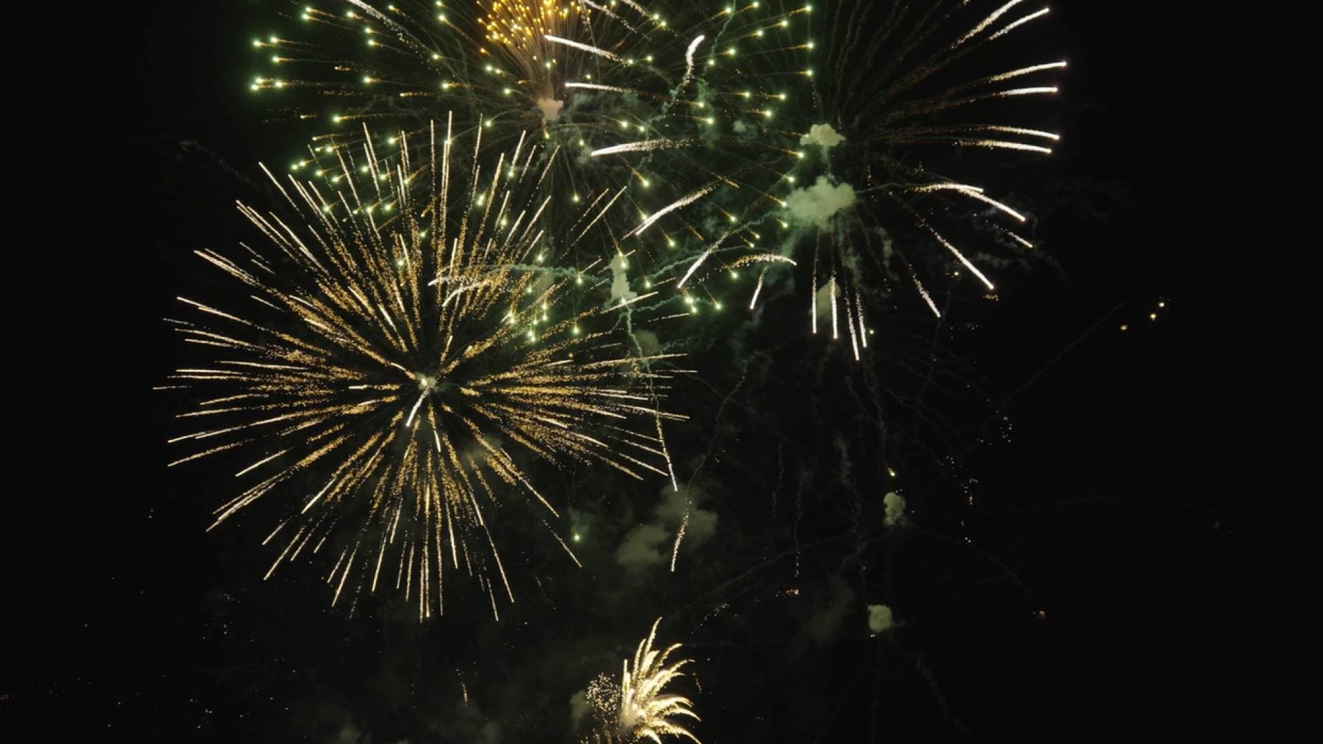 ألعاب نارية وعروض طائرات الدرون المضيئة تزين سماء الزرقاء احتفالا بعيد الأضحى.. فيديو