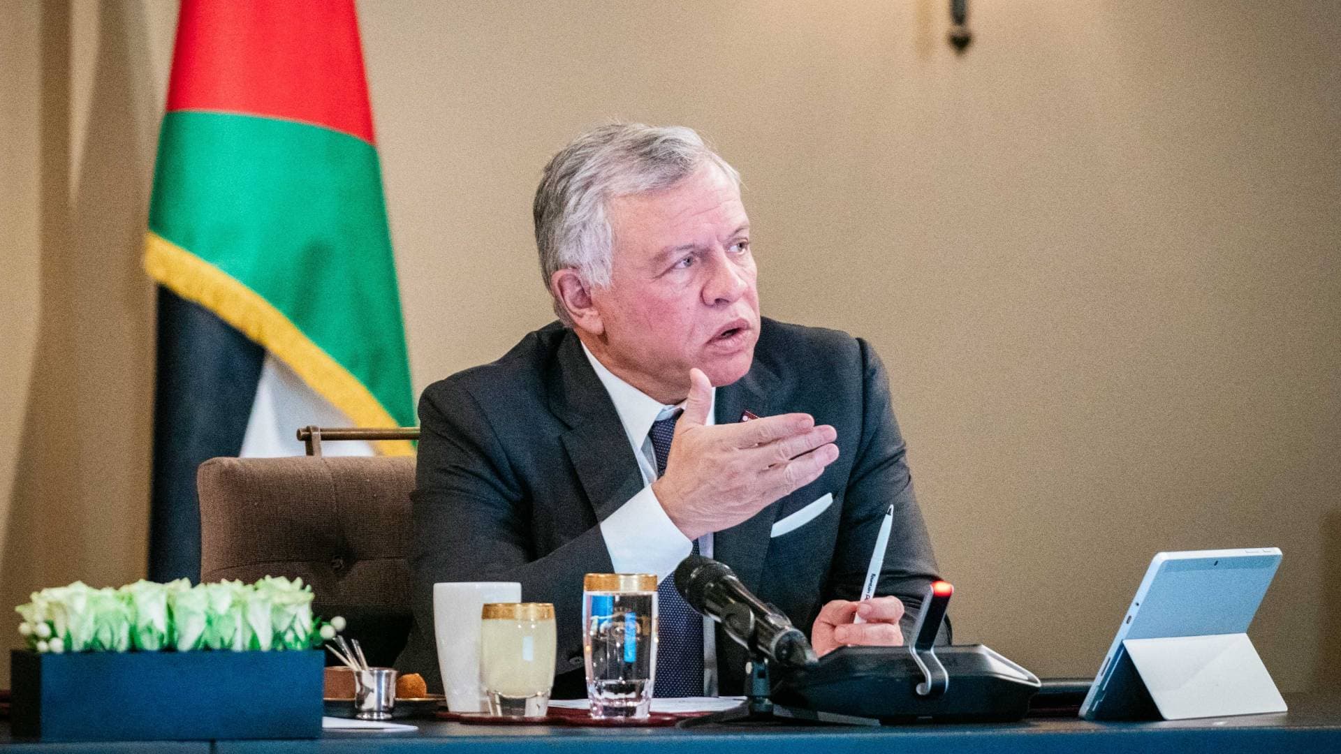 الملك يبحث هاتفيا مع سلطان عمان سبل التوصل للتهدئة الشاملة في الإقليم