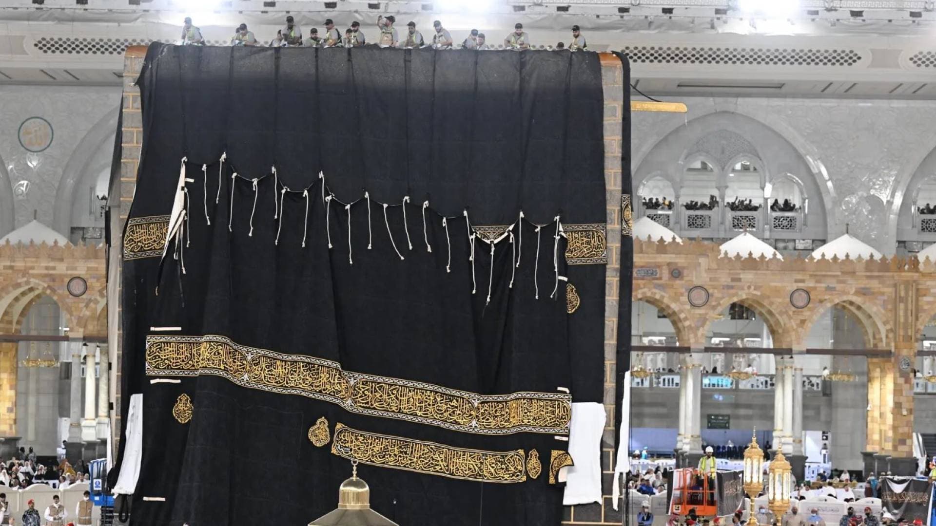 بدء عملية تغيير كسوة الكعبة المشرفة استعدادا للعام الهجري الجديد - فيديو