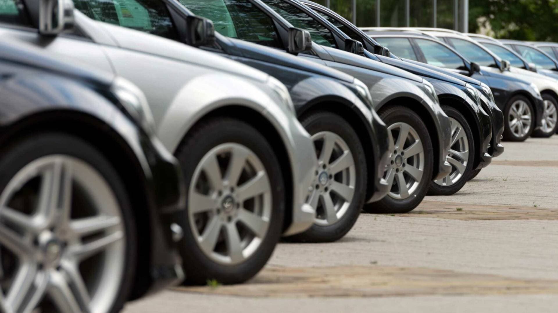 الجمارك تباشر تنفيذ قرار الحكومة تخفيض الضريبة على السيارات المستوردة