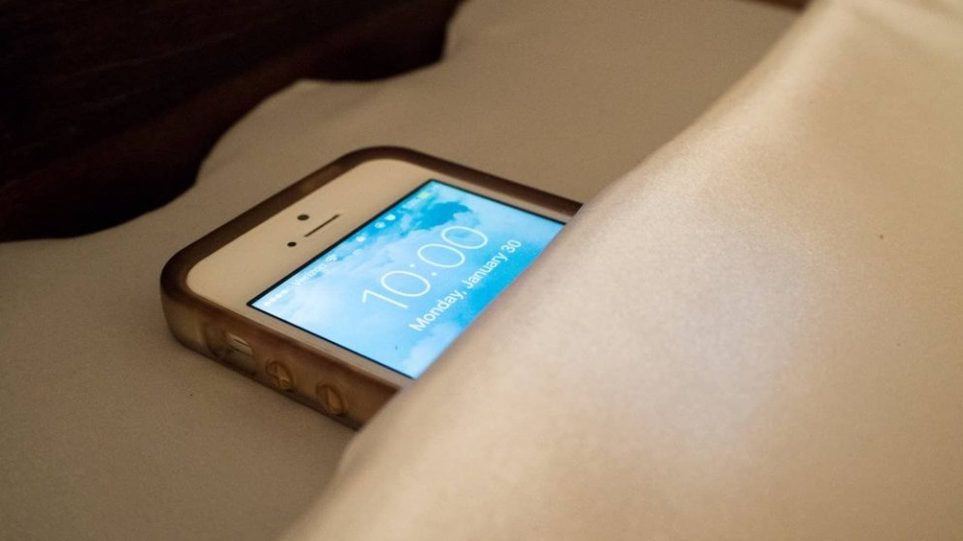 خبراء يحذرون من شحن الهاتف تحت الوسادة أثناء النوم