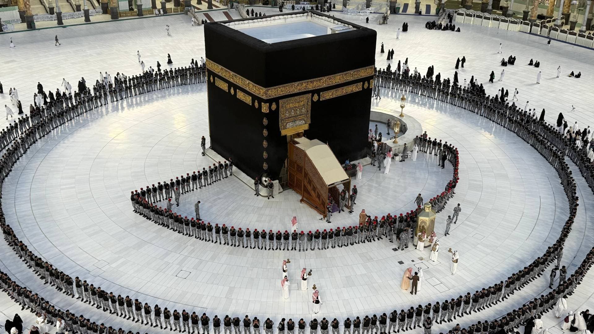 بدء مراسم غسل الكعبة المشرفة الخميس - صور