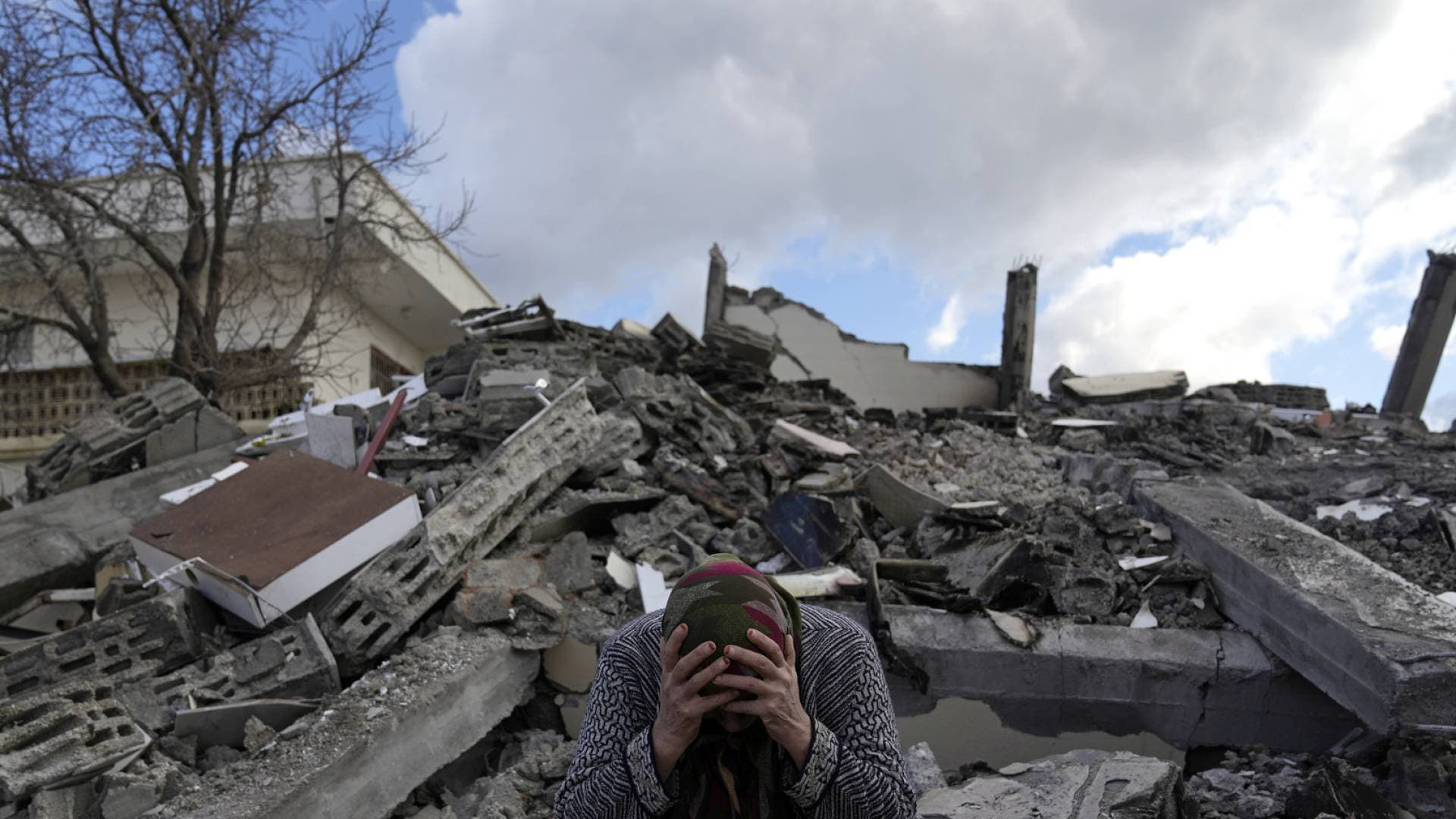 دليل الأمان عند وقوع الزلازل.. خطوات بسيطة لحماية حياتك