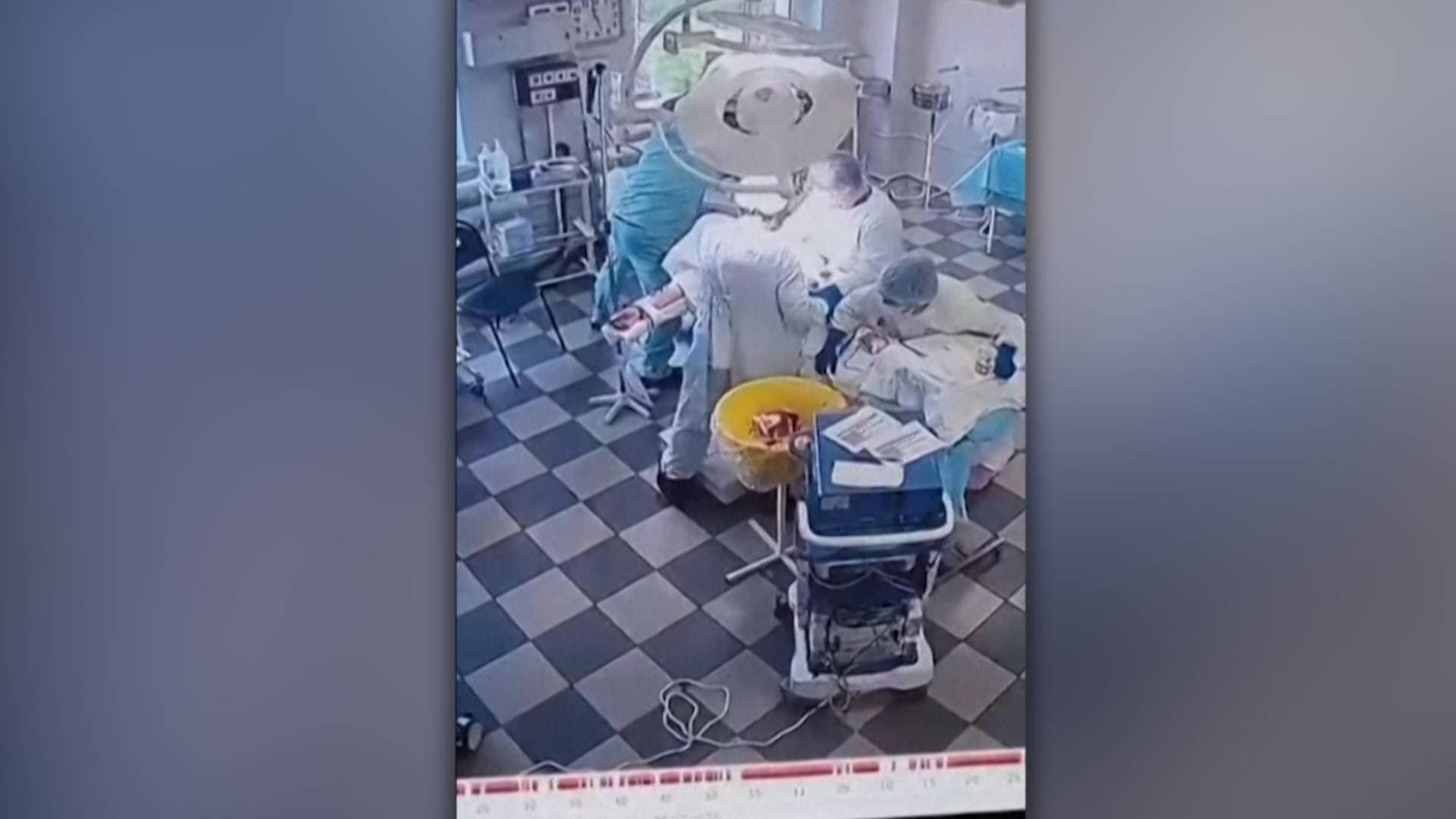 مشهد بطولي.. كاميرا توثق لحظة احتضان أطباء لمريضهم لحمايته من زلزال عنيف في روسيا.. فيديو