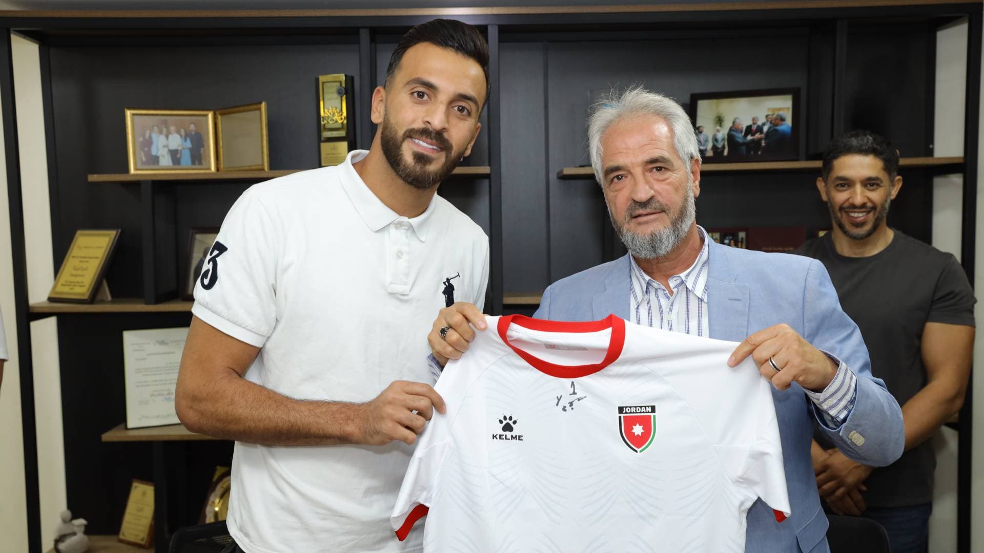 لاعب المنتخب الوطني يزيد أبو ليلى يصبح الوجه الإعلامي لشركة ضراغمة التجارية