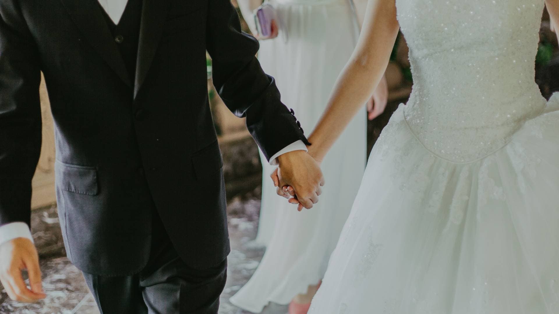 في سابقة مثيرة للجدل.. زوجان أمريكيان يبيعان تذاكر لحضور حفل زفافهما لمواجهة التكاليف