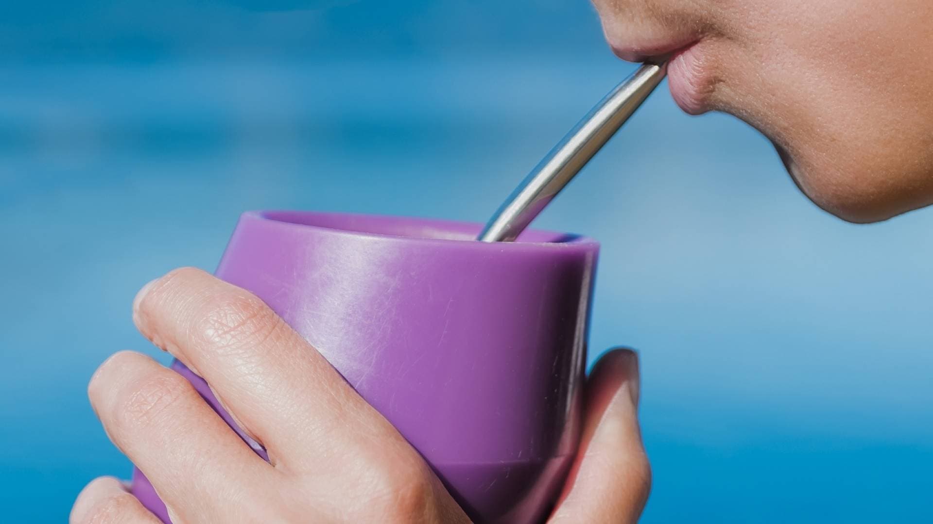 دراسة بريطانية تحذر: جسيمات بلاستيكية دقيقة تغزو مشروباتك