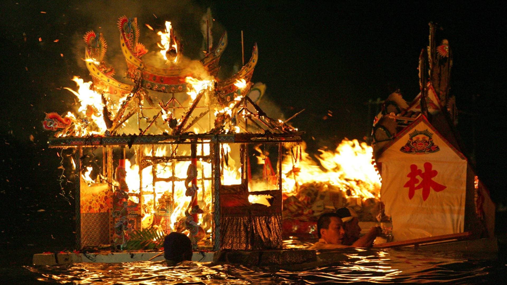 بالفوانيس المشتعلة.. سماء وماء مدينة كيلونغ التايوانية تضيء في "مهرجان الأشباح".. فيديو