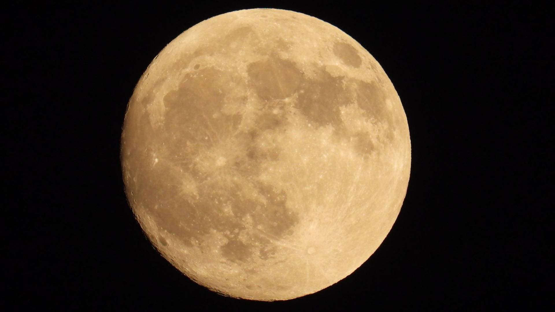 شاهد بالفيديو.. البدر يضيء سماء عمان.. وترقب للخسوف الكلي النادر مساء الأحد