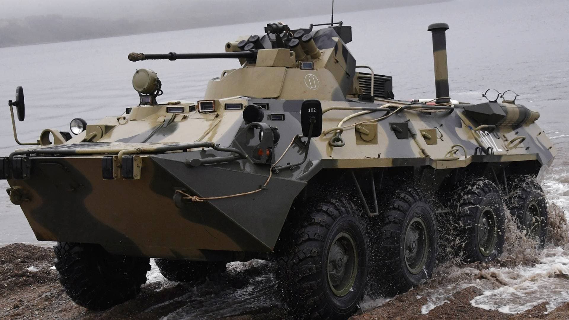 لمواجهة تهديد المسيرات.. روسيا تحصن مدرعاتها بدروع مادية وحماية إلكترونية