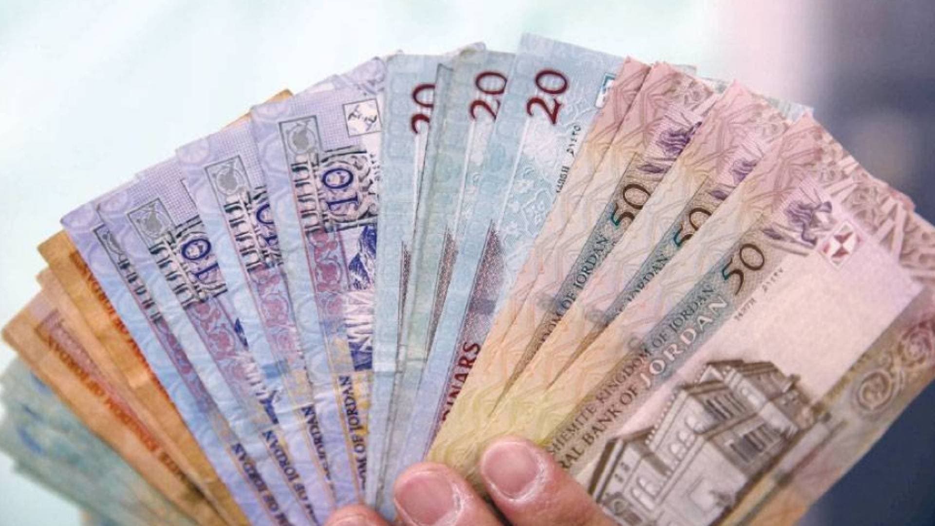 بيت العمال: فجوة أجور "صادمة" في الأردن.. لماذا تتقاضى الجامعية أقل من زميلها بـ 39% في القطاع الخاص؟