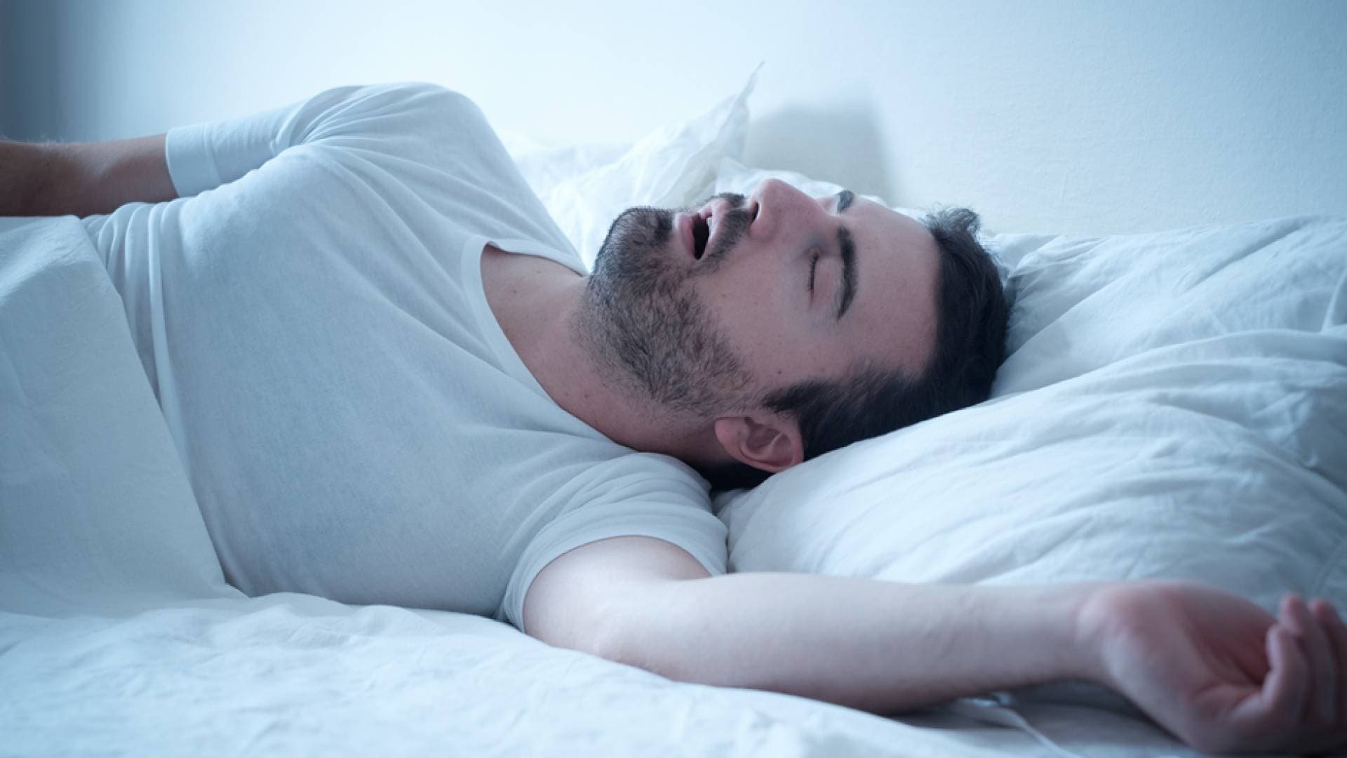 هل تتحدث أثناء نومك ولا تعرف ما الأسباب؟ دليل لفهم "الكلام أثناء النوم"