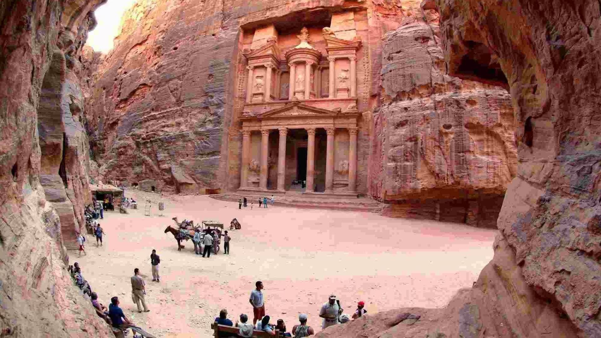 "أردننا جنة" ينعش السياحة في البترا.. وأكثر من 3 آلاف أردني زاروا المدينة خلال يومين