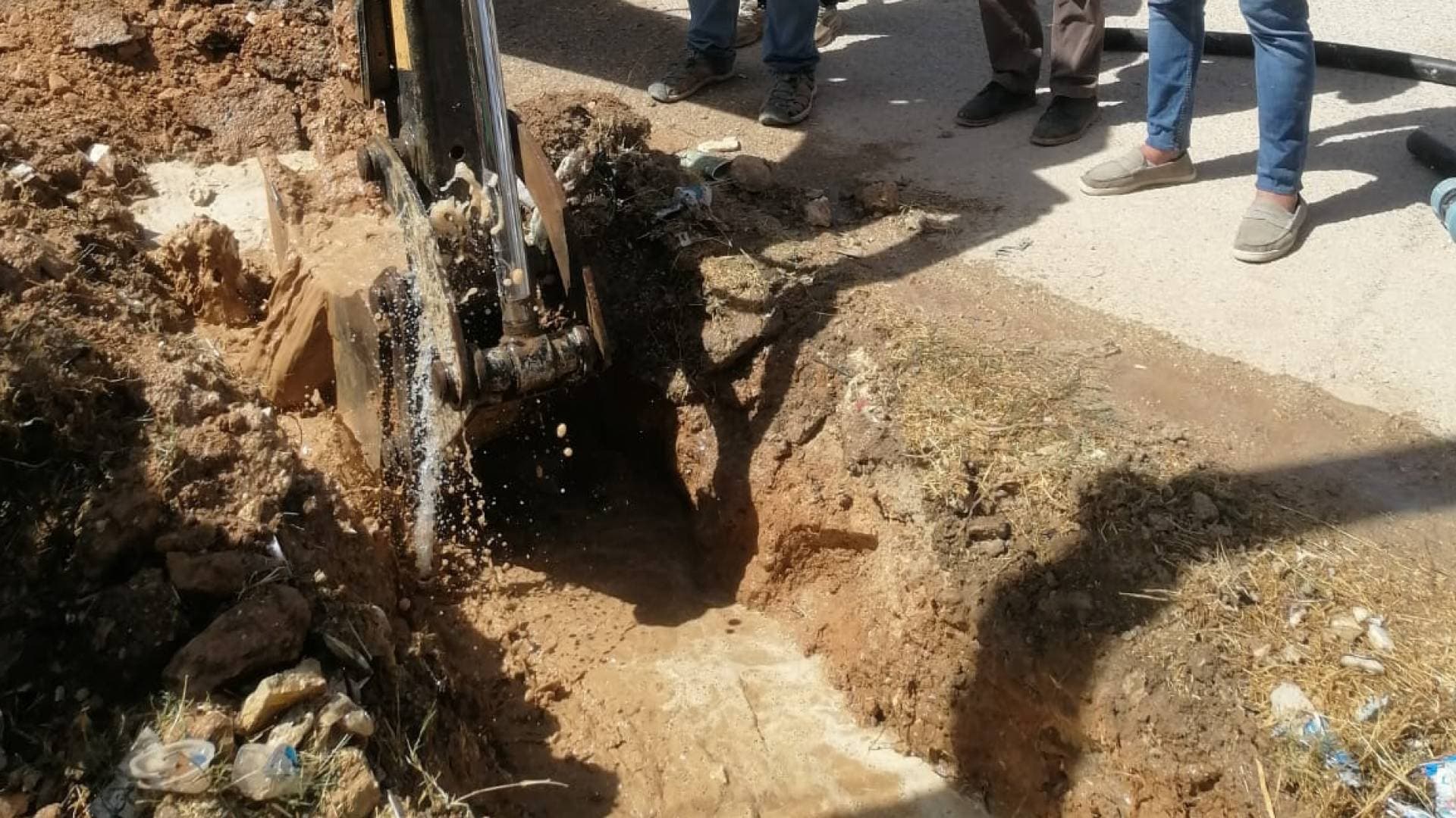 تزود 250 منزلا بطريقة مخالفة.. ضبط اعتداءات على خطوط مياه رئيسية في الحلابات.. فيديو وصور