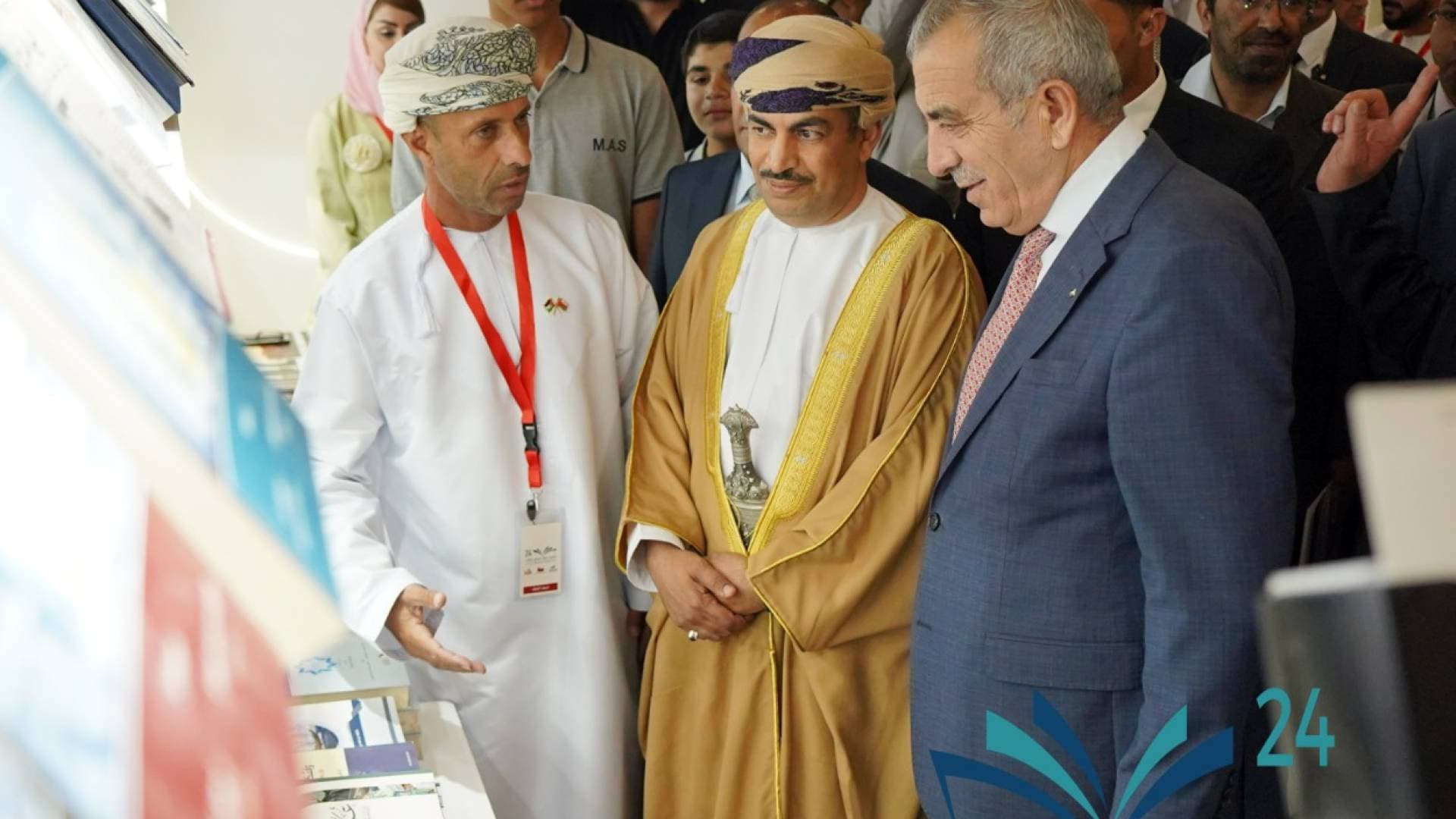 الرواشدة يفتتح معرض عمان للكتاب بحضور عماني والتأكيد على دعم صمود غزة