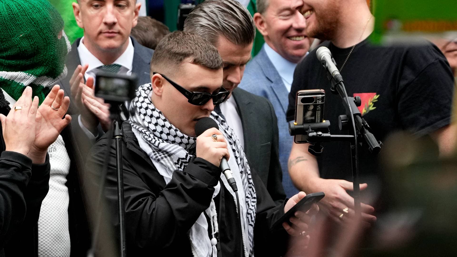 القضاء البريطاني يسقط تهم الإرهاب عن مغني فرقة "Kneecap" المؤيدة لفلسطين