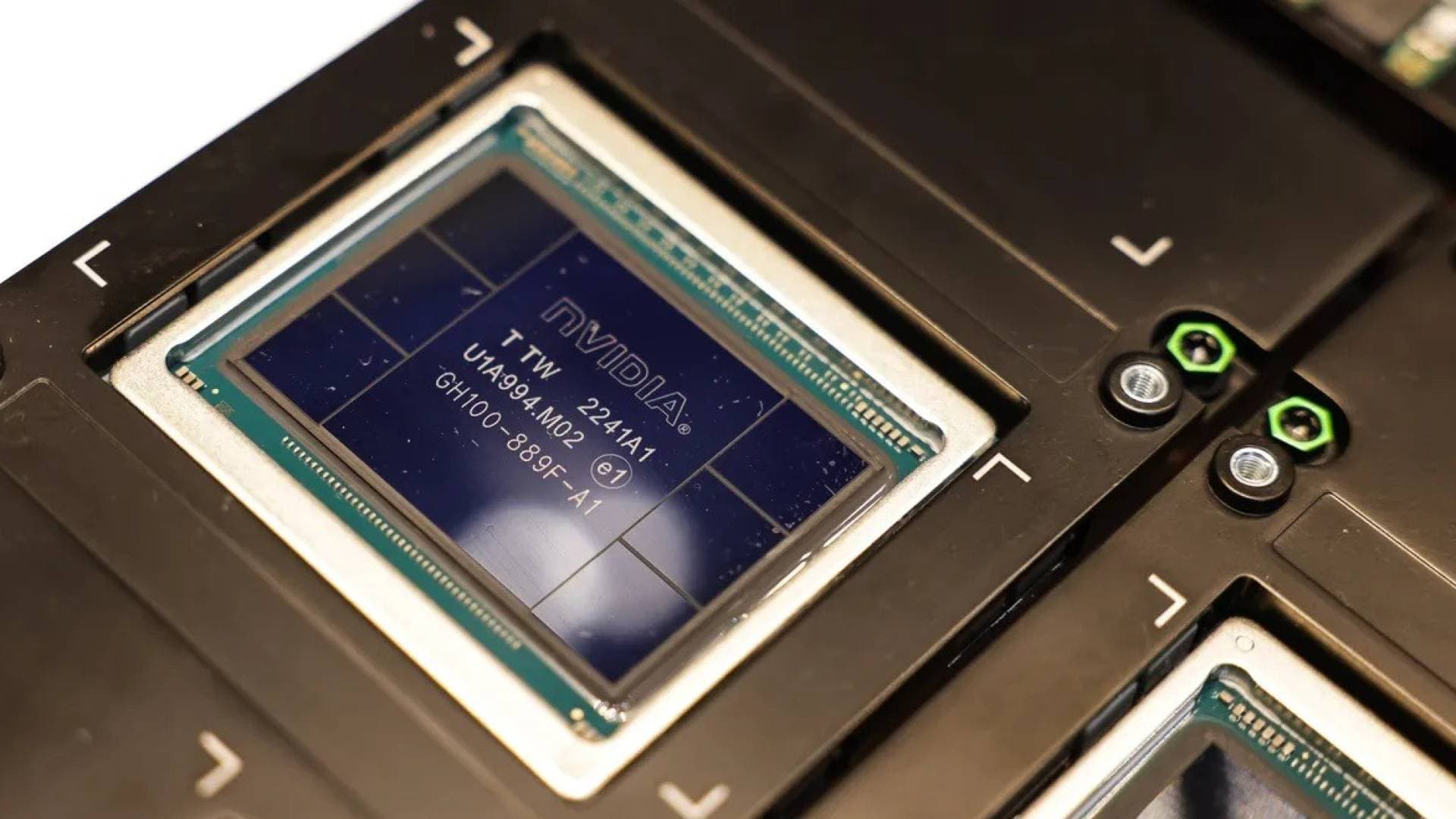 السعودية تدخل السباق.. كيف تحولت "الرقائق الإلكترونية" إلى ساحة صراع بين أميركا والصين؟