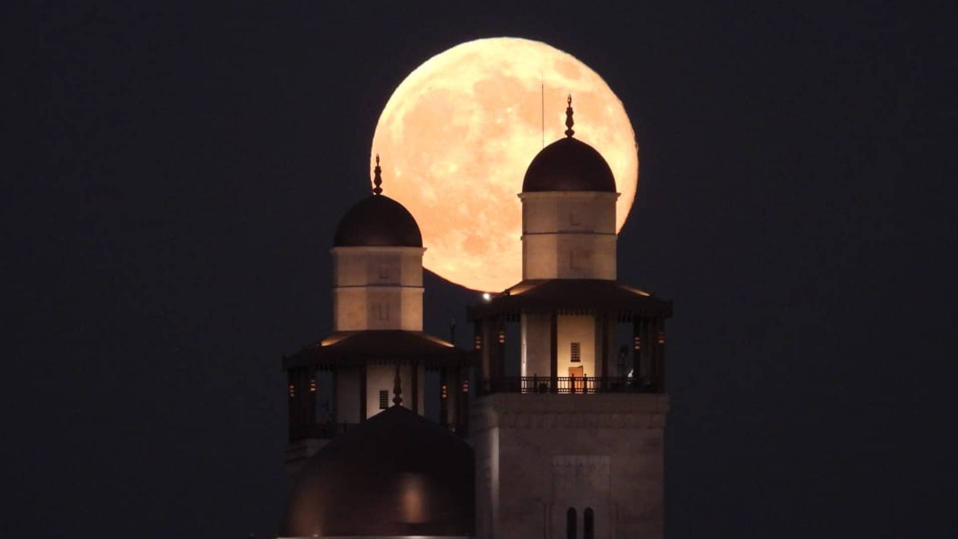 القمر يتعامد مع مسجد الملك حسين ويزين سماء عمان.. صور