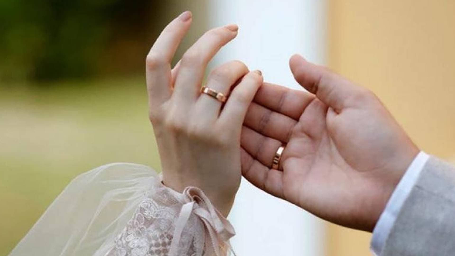 عروسان يكملان مراسم زفافهما لحظة وقوع زلزال مدمر