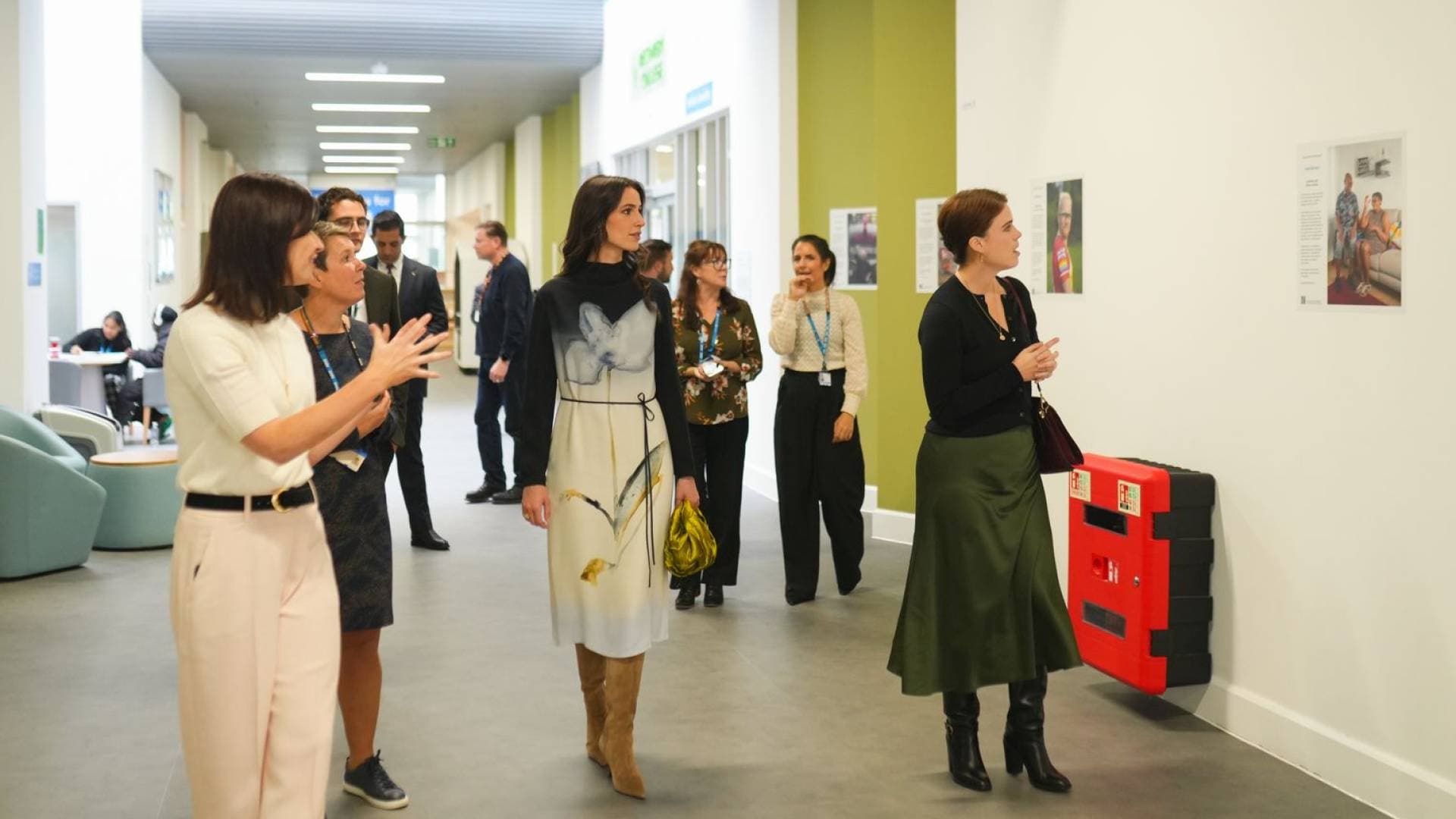 الأميرة رجوة تطلع على أعمال فنية بمستشفى جامعة "سبرينغ فيلد" للصحة النفسية في لندن.. صور