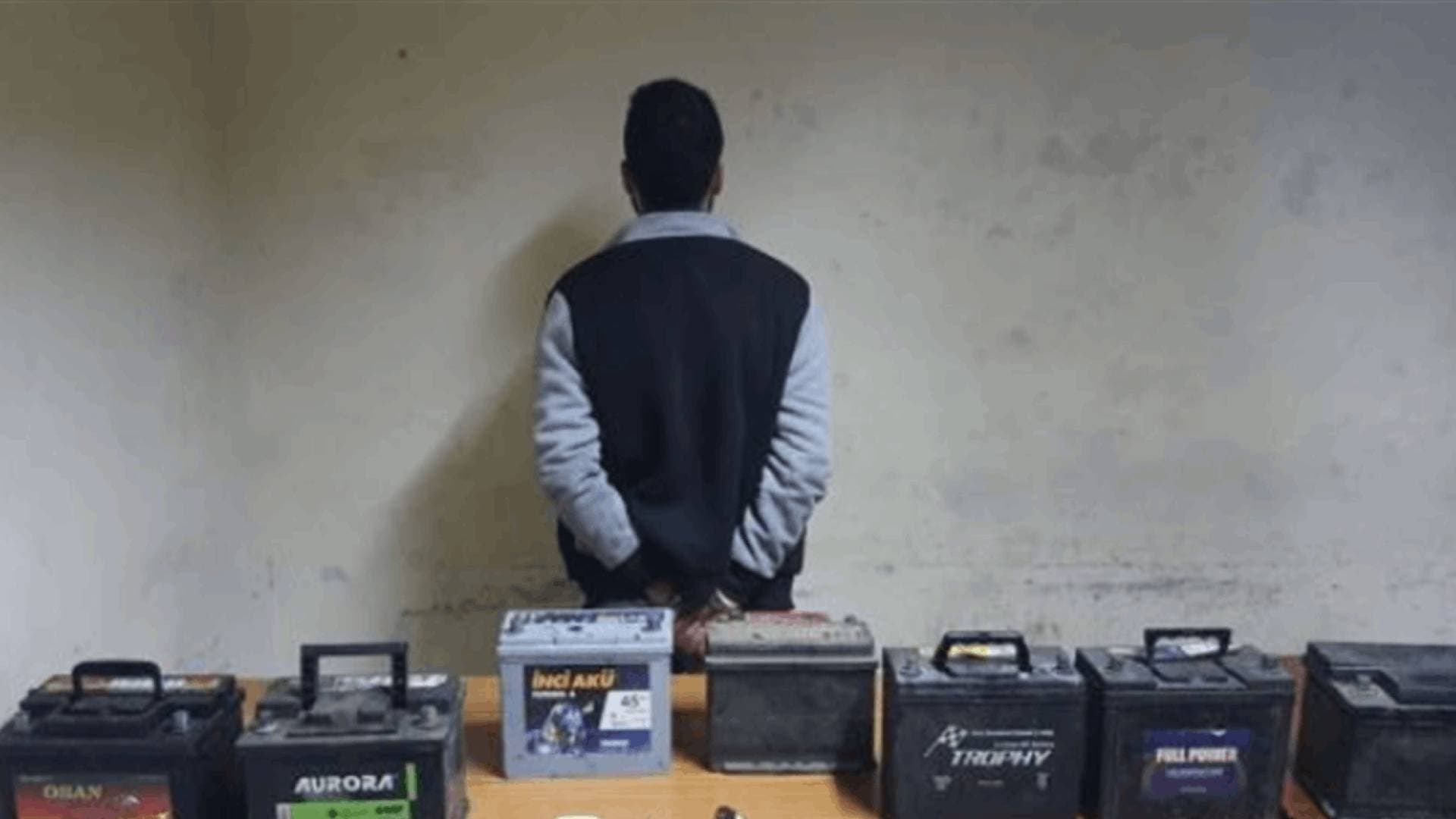 لص يعترف بسرقة بطاريات السيارات بأسلوب مبتكر ويكشف عن مخزن للمسروقات