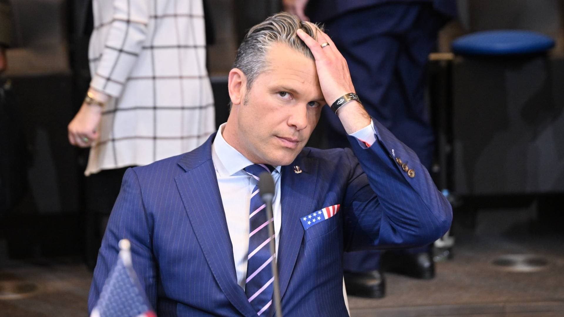 طائرة وزير الدفاع الأمريكي تهبط اضطراريا في بريطانيا.. وهذا السبب