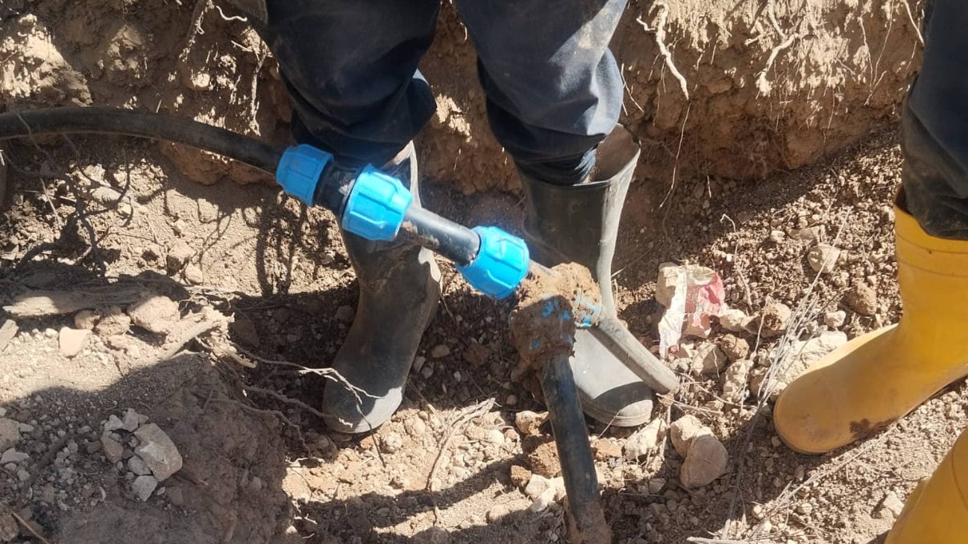 "المياه" تضبط اعتداءات كبيرة على خط ناقل في عين الباشا لبيع المياه بطرق غير مشروعة