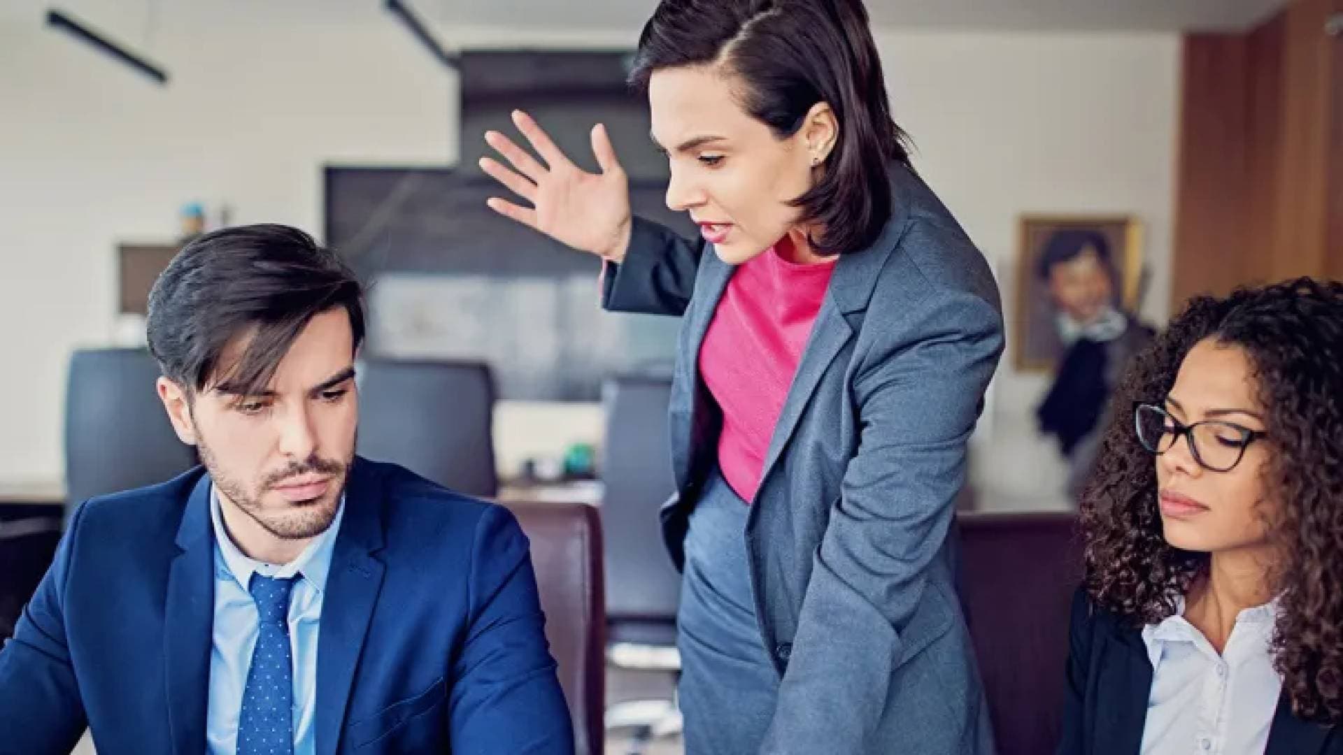 العنف الوظيفي: كيف تكتشف التهديدات الخفية في بيئة عملك قبل فوات الأوان؟