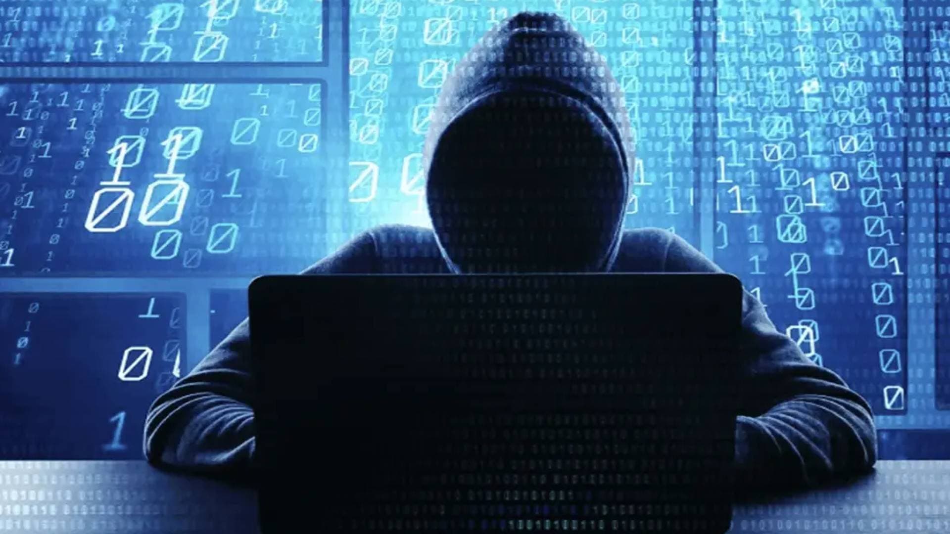 "هاكر" مقنع يعلن إطلاق قاعدة بيانات بـ 920 جيجا لـ "جرائم حرب الاحتلال" في غزة.. فيديو