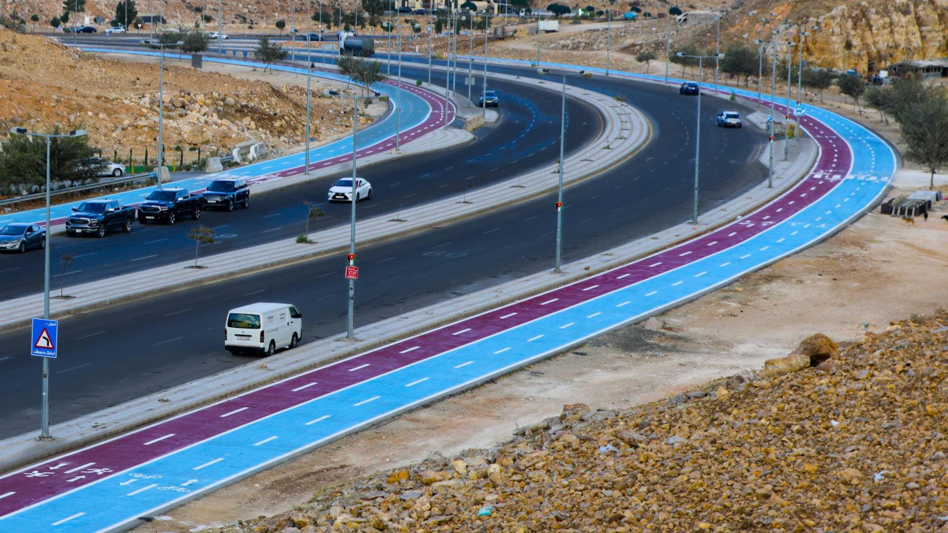 بعد فيديو لمركبات تسير عليه ..مطالبات بـ"موانع حديدية" على ممشى زهران في عمان (فيديو)