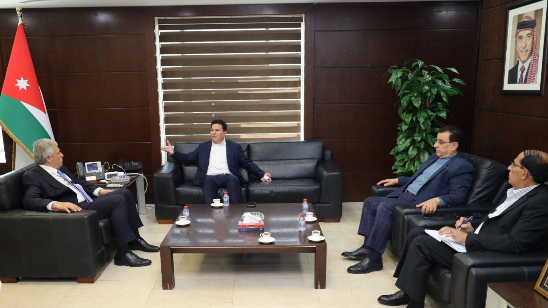 وزير النقل يبحث مع "نقابة الشاحنات" تحديات القطاع ويؤكد التزام الحكومة بتطويره رقميا