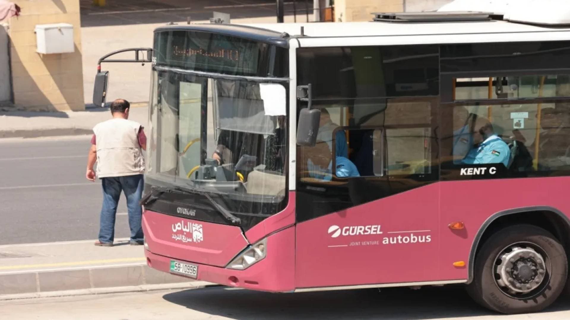 15 حافلة كهربائية جديدة تبدأ جولاتها في شوارع عمان اليوم الثلاثاء