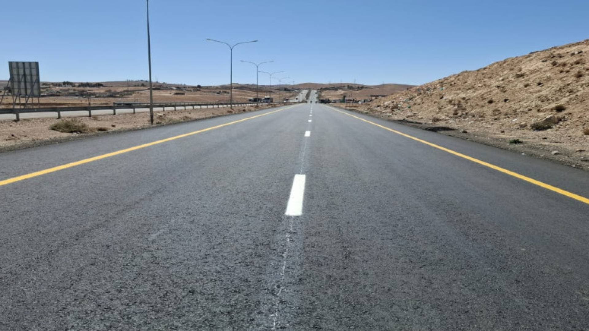 الدوريات الخارجية: إغلاق كلي لـ "الطريق الصحراوي" بمنطقة راس النقب الساعة 11 صباحا اليوم الأربعاء