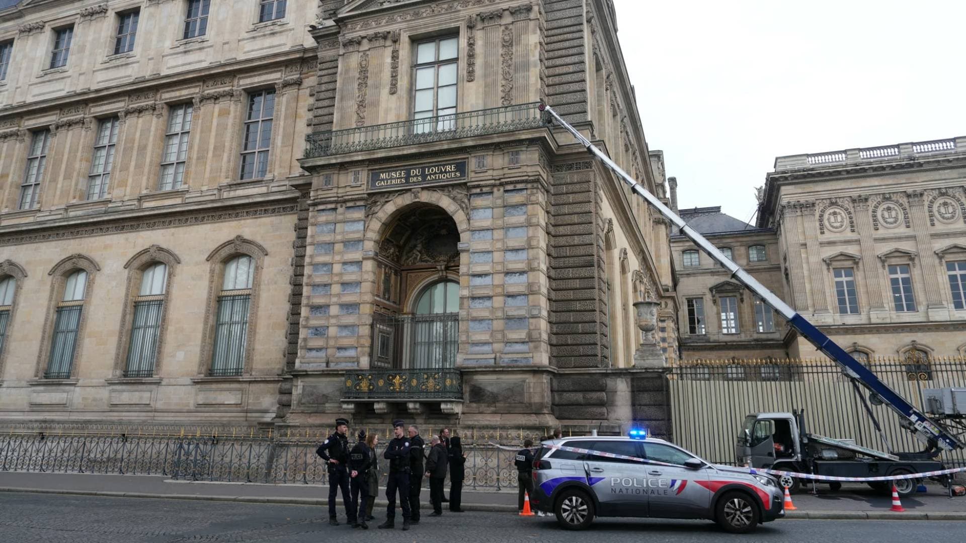 متحف اللوفر: آخر مستجدات سرقة القرن.. أين جواهر التاج الفرنسي؟