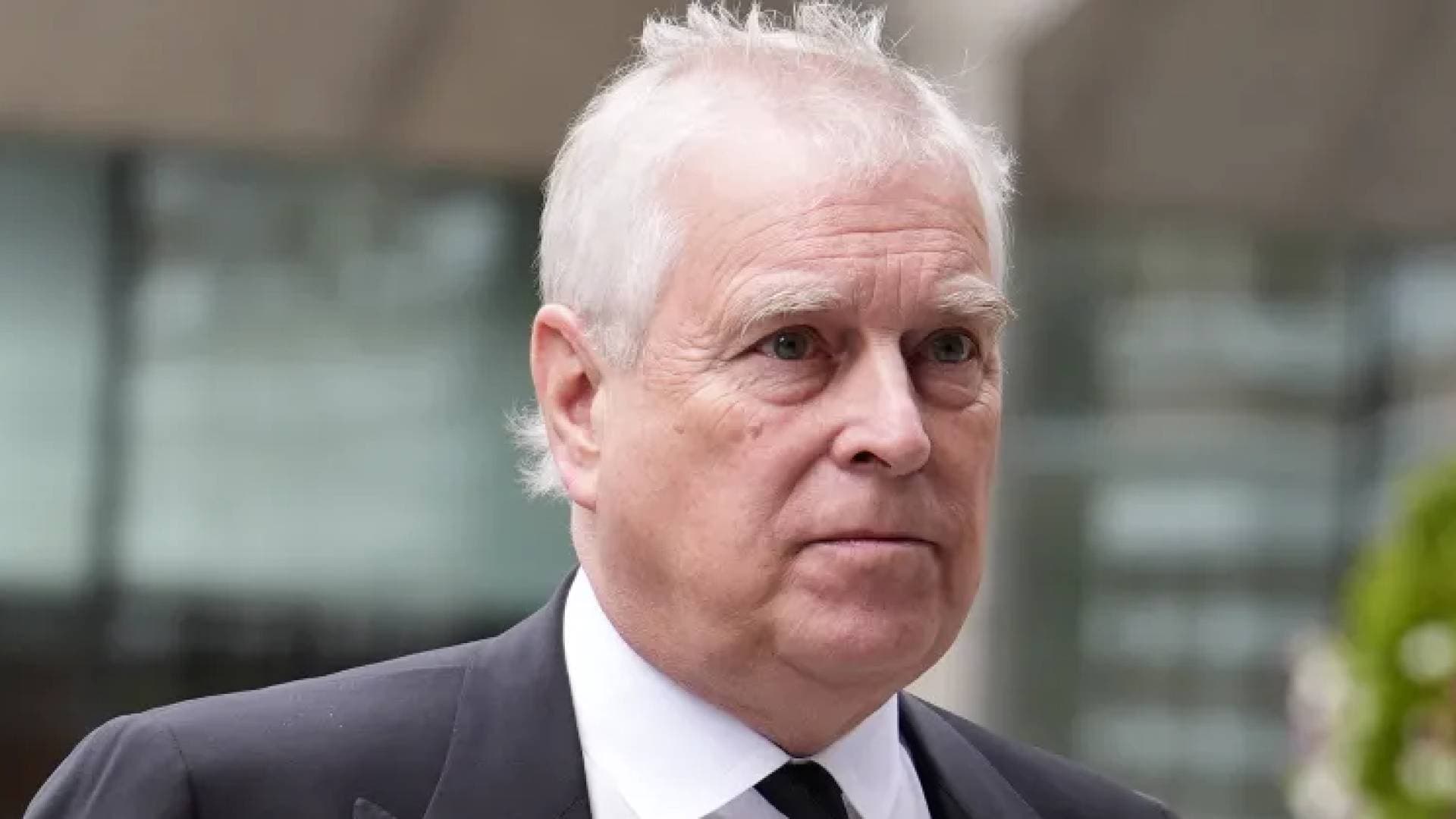 الملك تشارلز يجرد شقيقه الأمير أندرو من جميع ألقابه الملكية ويطرده من "رويال لودج"