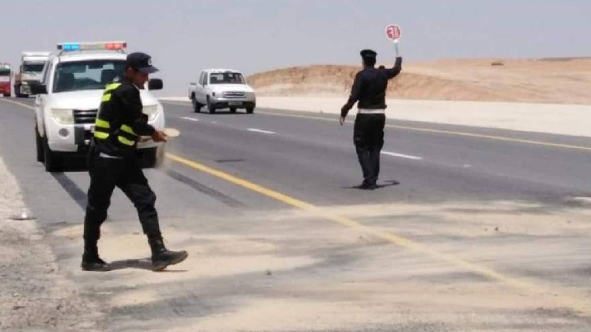 الدوريات الخارجية تضبط حافلة على "الصحراوي" بحمولة زائدة (80 راكبا)