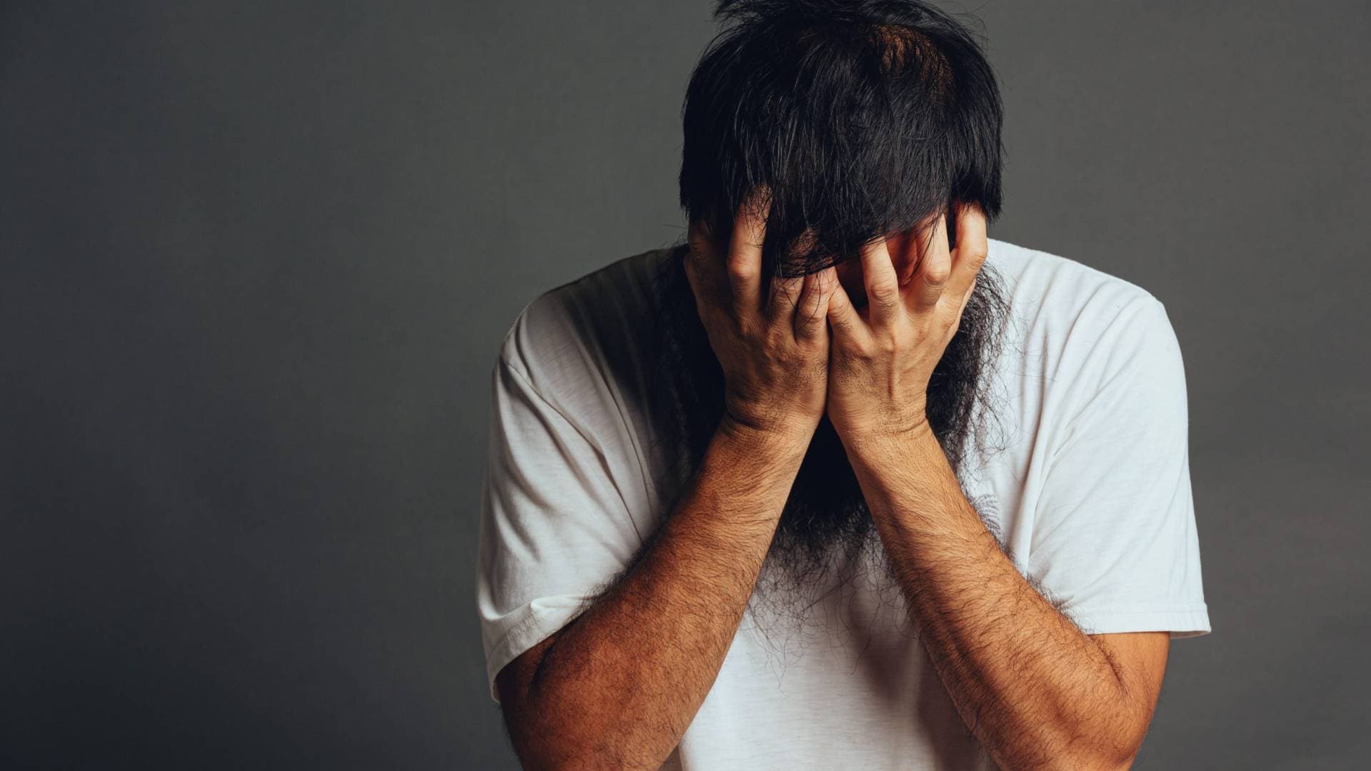 رمى قنبلة يدوية على مخبز.. مدمن مخدرات يهاجم والدته والأهالي يناشدون الأمن في اليمن