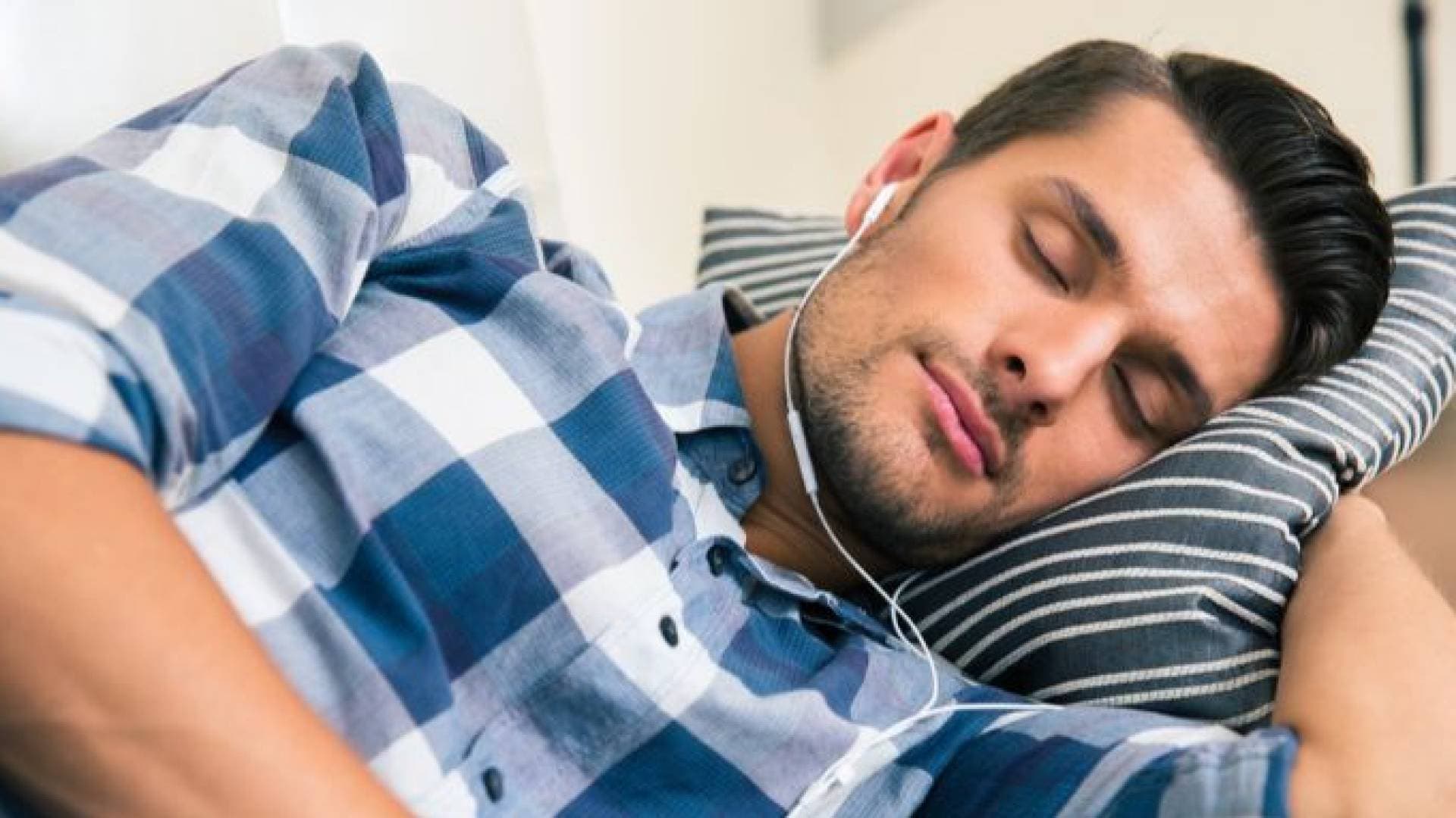 تحذير طبي: النوم بسماعات الأذن قد يزيد خطر الخرف وتلف الدماغ