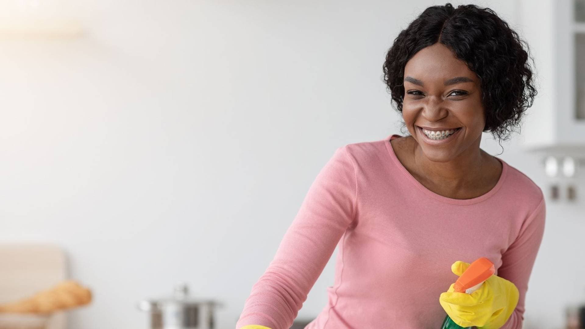 الإقامة والحدود: ملاحقة قانونية وغرامات مشددة لمن يؤوي أو يتدخل في هروب الخادمات