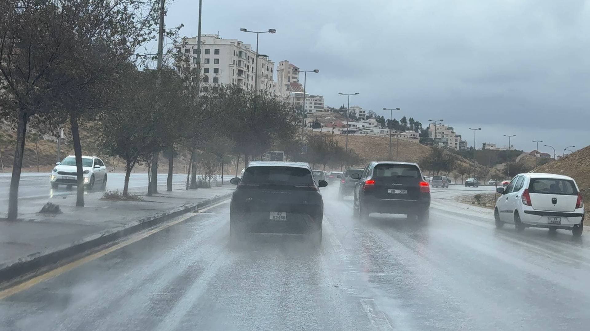 الدوريات الخارجية تتعامل مع تدهور شاحنتين وانجراف أتربة.. والسير تحذر من القيادة السريعة