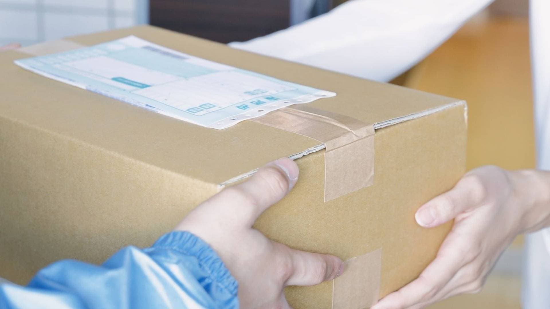 الجمارك توضح لرؤيا تفاصيل الإعفاء الجمركي على الطرود البريدية - فيديو