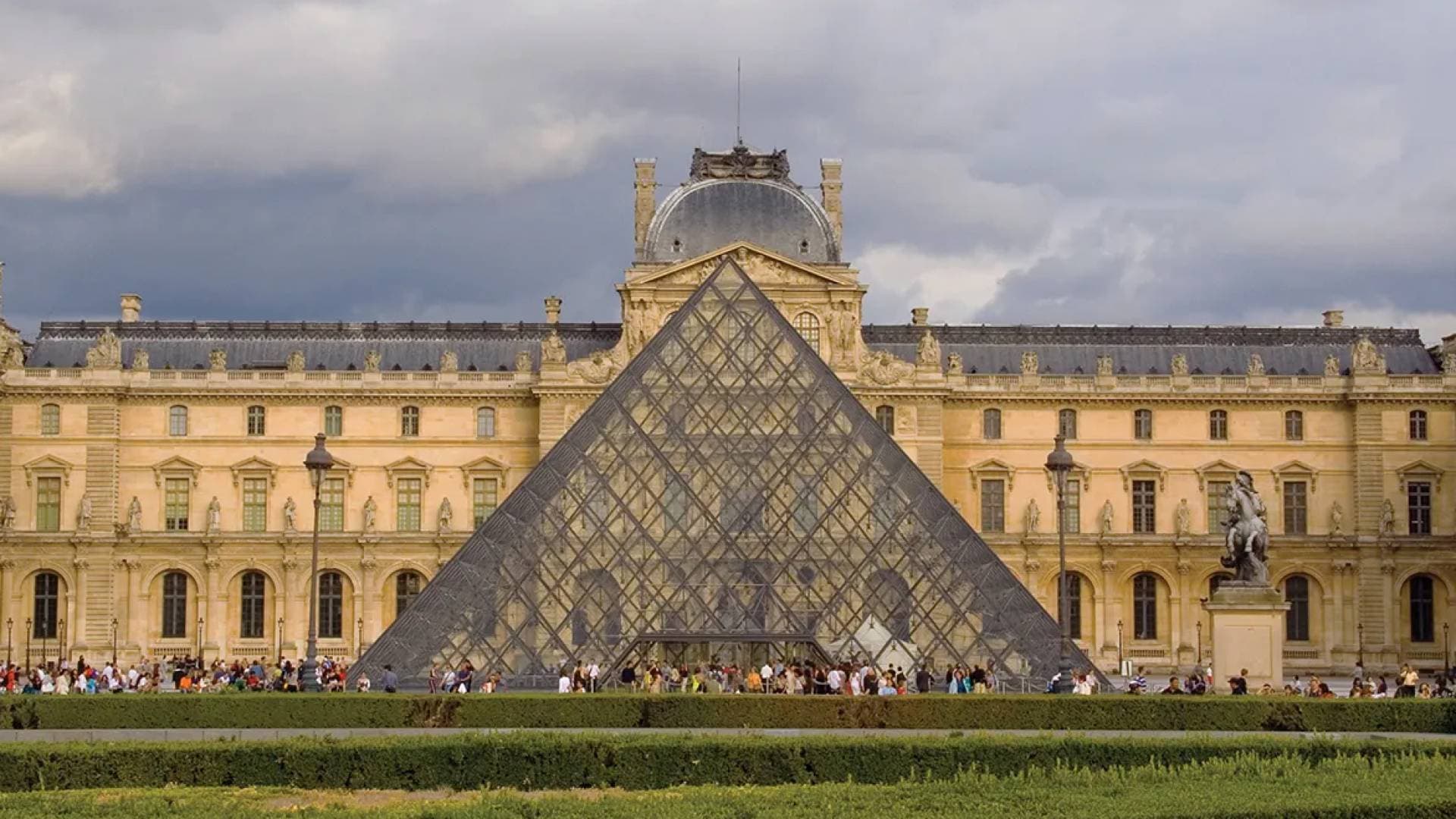 بعد حادثة السرقة الأخيرة.. اللوفر يعلن إغلاق قاعة أثرية بسبب تدهور هيكلها