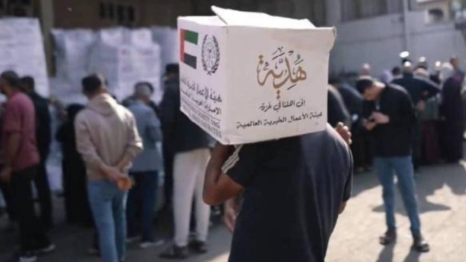 بدعم من وكالة الإمارات للمساعدات الدولية .. توزيع 17 ألف طرد غذائي على سكان دير البلح في غزة