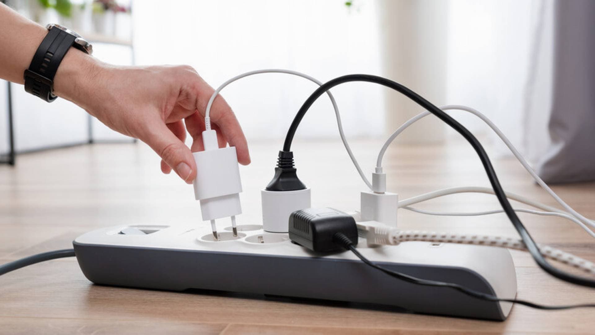 مخاطر ترك الشاحن موصولا بالكهرباء.. من ذوبان المقبس إلى انفجار الصمامات