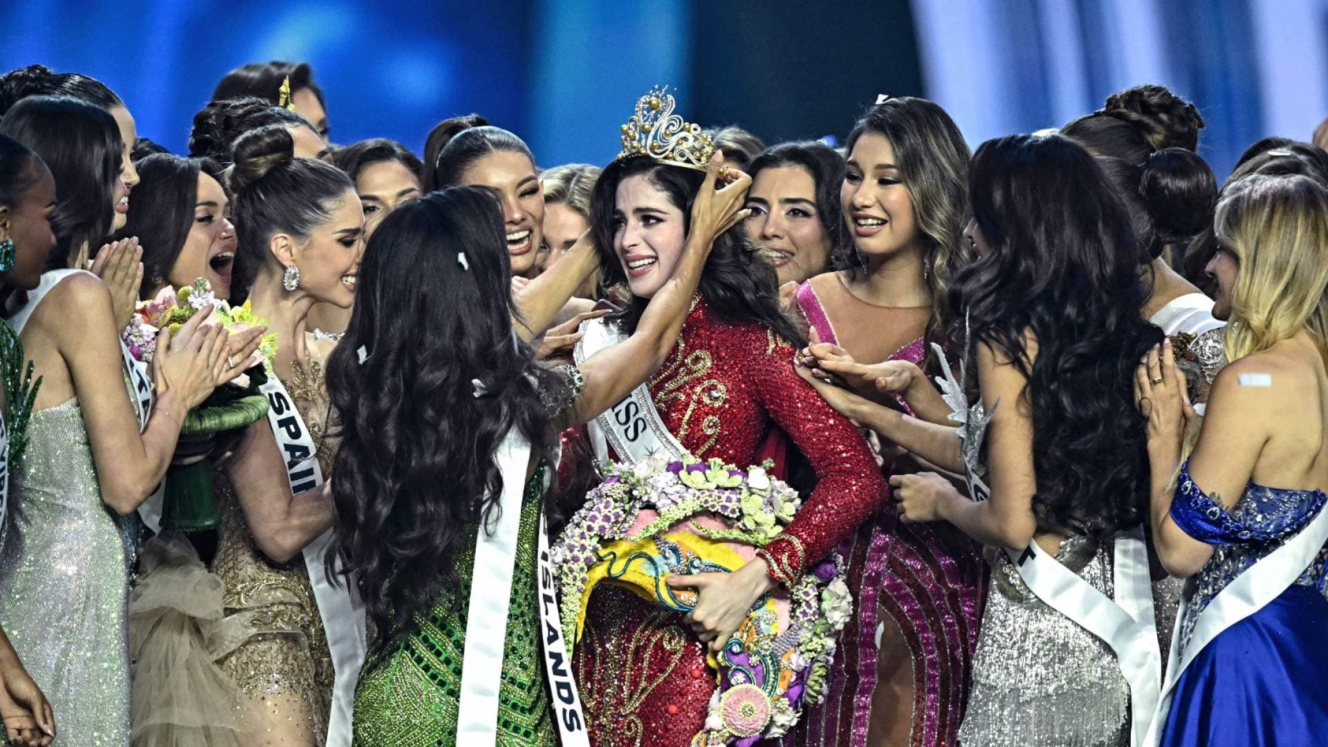 فاطيما بوش تتربع على عرش ملكة جمال الكون لعام 2025