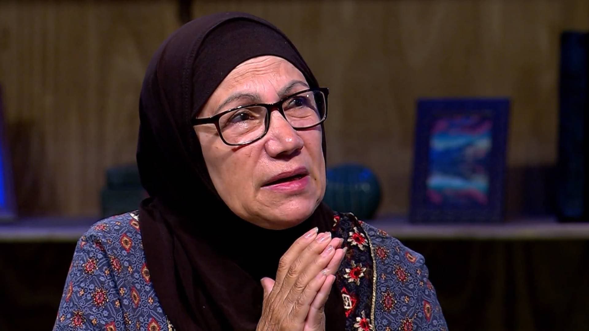 بين قوسين يكشف غدر الغربة: الابن يدفع والدته إلى الاستدانة والترحيل القسري من السويد