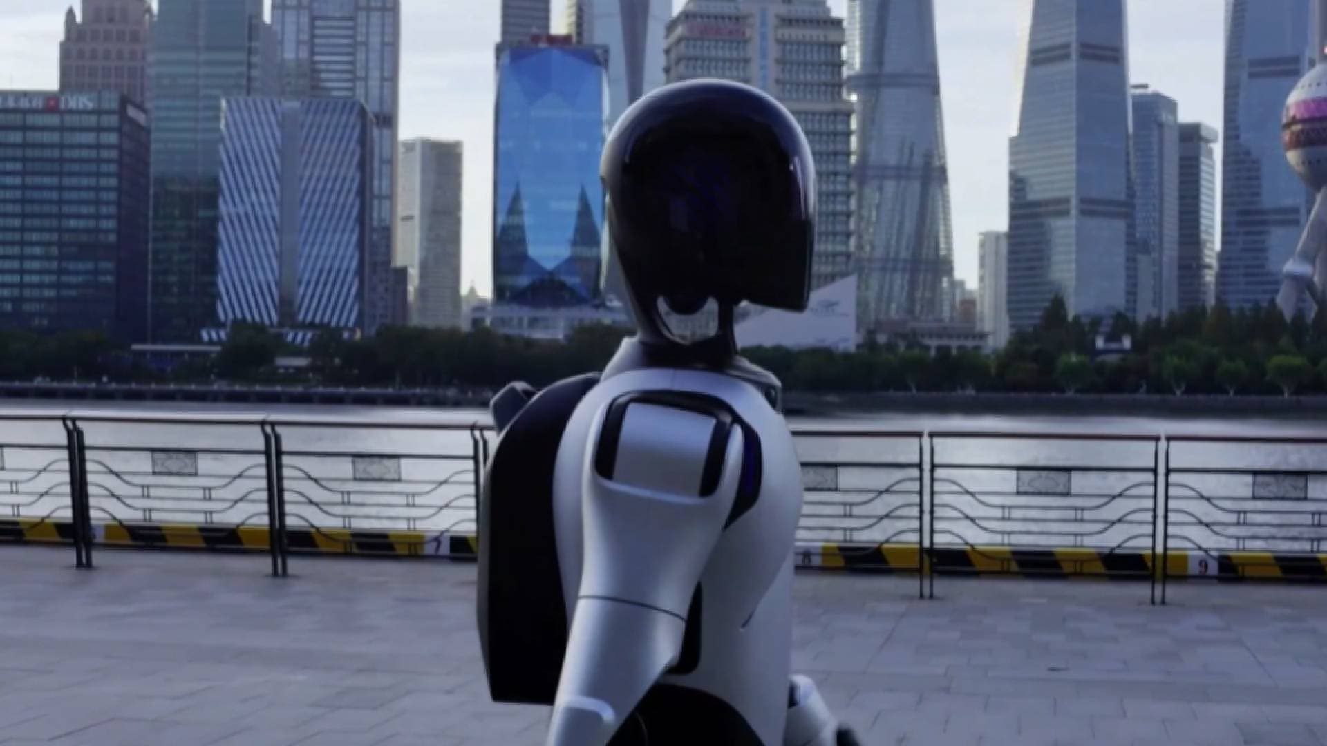 روبوت صيني شبيه بالبشر يدخل "غينيس" لقطع 100 كيلومتر في 3 أيام