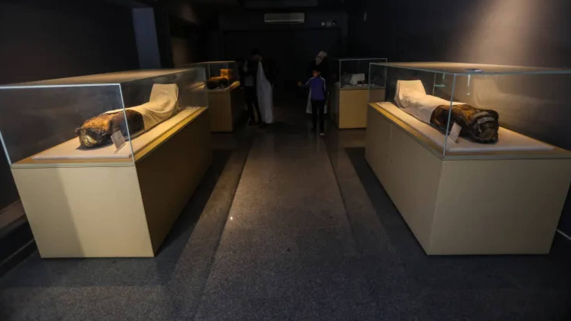 "الذهب الأسود" القادم من البحر الميت.. دراسة فرنسية تفك لغز تحنيط المومياوات