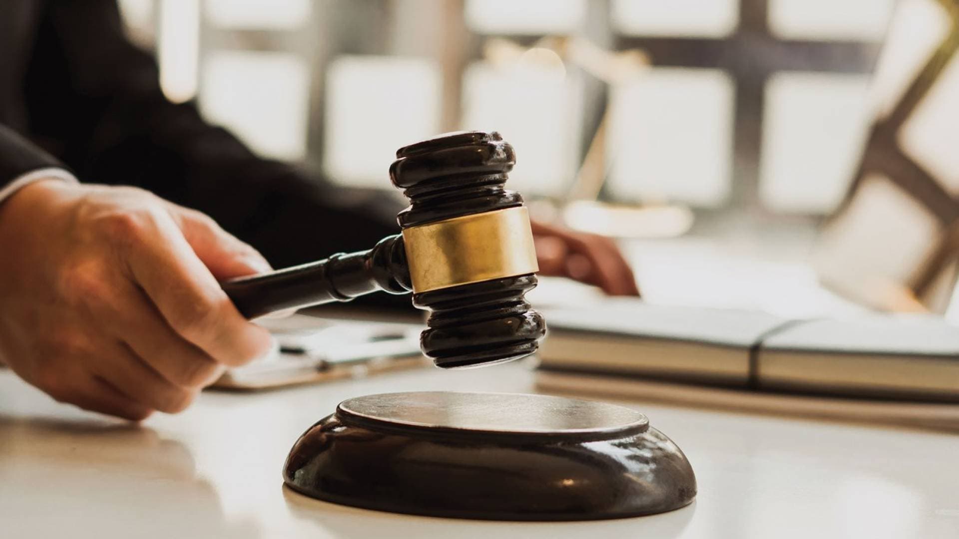 نزاع قضائي بين شقيقتين في دبي ينتهي بتعويض بعد ضياع "ثروة ذهبية"